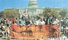 美国民众在国会大厦前集会，要求尼克松对水门事件负责并且下台