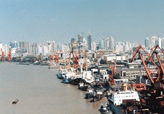 上海浦东开发区，远处高楼处为陆家嘴金融贸易区