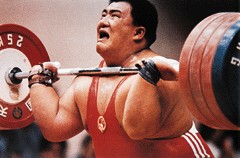 中国举重运动员在比赛中