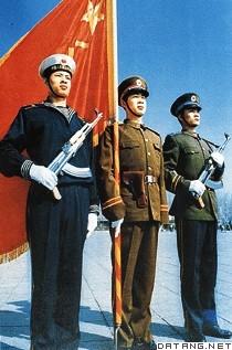 身着中国人民解放军军服的陆海空三军士兵