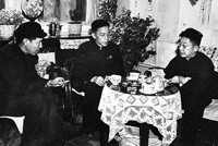 1951年老舍（右）与王亚平（中）、赵树理讨论通俗文艺创作方法