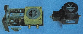 YIG调谱双通道滤波器（左）YIG调谱谐波发生器（右）