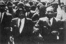 M.L.金（右二）在民权运动集会上