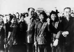 毛泽东、周恩来同首都民兵在一起（1964）