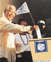 1994年4月非国大领导人曼德拉参加大选投票