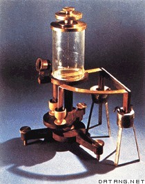 欧姆的实验装置（悬挂着的磁针可指示电流的大小）