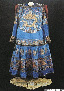 龙袍——清乾隆帝穿用的月白缎云龙朝袍