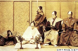 19世纪日本切腹仪式表演（穿白衣者在友人相伴下准备切腹自杀）