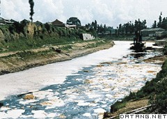 造纸工业废水污染河水