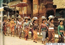 向寺庙供奉牺牲品的巴厘岛妇女