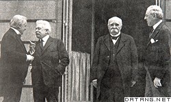 威尔逊、克列蒙梭、劳合·乔治、奥兰多（从右至左）在巴黎和会上