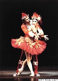 美国芭蕾舞剧团演出《火鸟》中的双人舞