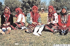 身着节日盛装的保加利亚人妇女