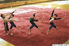 北京体育大学学生上艺术体操课