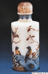 绘有花鸟图案的鼻烟壶（清）（藏故宫博物院）
