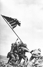 美军在硫黄岛升起国旗