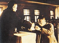1959年12月伪满洲国皇帝溥仪在沈阳战犯管理所接受特赦书