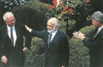 1994年8月约旦、以色列和平条约在美国华盛顿签字后，两国领导人与美国总统同记者见面