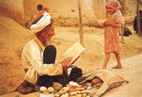 诵读《古兰经》的维吾尔族老人
