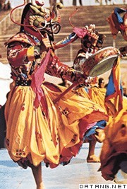 戴着面具跳民族舞蹈的不丹人