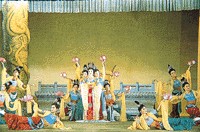 中国中央歌舞团演出《霓裳羽衣》的剧照
