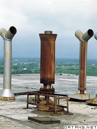 安装在中国江苏望亭发电厂房顶上的小孔消声器
