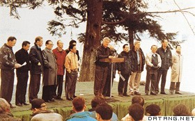 1993年11月，出席在美国西雅图召开的亚太经济合作组织非正式会议的各国领导人