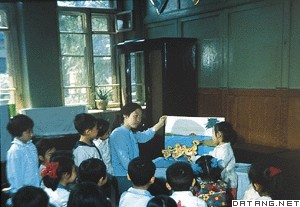 中国幼儿园教师用自制的教具给孩子们上课