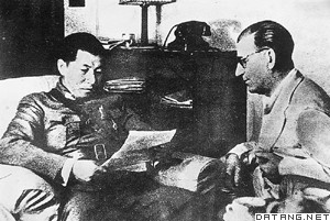 西安事变中张学良（左）与蒋介石的顾问端纳在一起