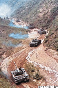 装甲兵在复杂的山地进行训练