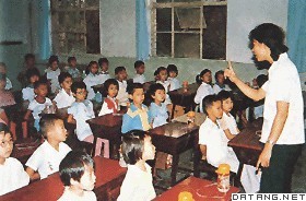 中国小学的一年级学生在上第一堂课