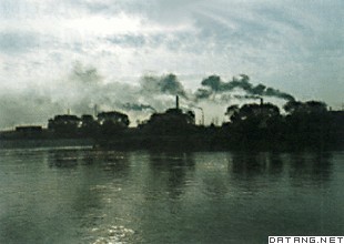 火力发电厂排出的滚滚黑烟严重污染大气