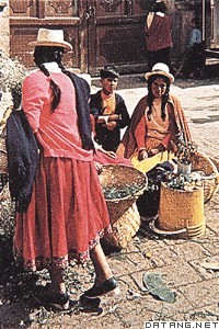 市场上的厄瓜多尔人妇女