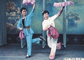 二人转 ,a song-and-dance duet popular in the n