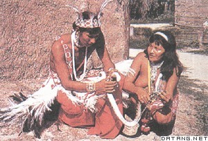 身着民族服装的瓜拉尼人男女青年