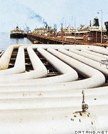 海湾地区蕴藏丰富的油气资源图为科威特境内的油气管道