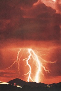 雷电——自然界中一种大规模的火花放电现象
